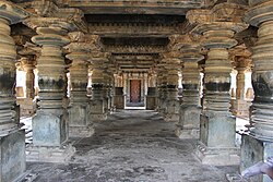 बंकापुर के नागरेश्वर मंदिर के खुले मंडप के स्तम्भ