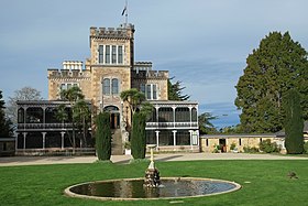 Larnach Castle and fountain.jpg