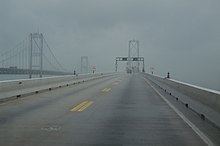 Дождь падает на мост через залив
