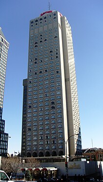 Le Château Champlain, sis au 1050 rue De La Gauchetière, à Montréal (Québec), d'une hauteur de 128 mètres (10 mètres de plus avec l'antenne), compte 38 étages. Il s'inspire des silos à grains du Vieux-Port de Montréal pour sa forme et des ouvertures de style néo-roman de la gare Windsor adjacente pour ses fenêtres. Ce gratte-ciel, achevé au printemps 1967, abrite aujourd'hui l'hôtel Marriott Château Champlain.