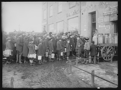 Children queuing for milk Kristiania 1918