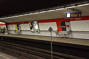 Afbeeldingen van metrotreinstellen in het station.