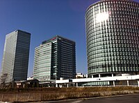 当ビルの西側には横浜三井ビルディング、日産本社ビルが並ぶ （2011年12月）