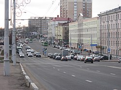 Улица Чкалова (вид со стороны улицы Московской). Длинное здание с флагом и гербом — администрация Октябрьского района