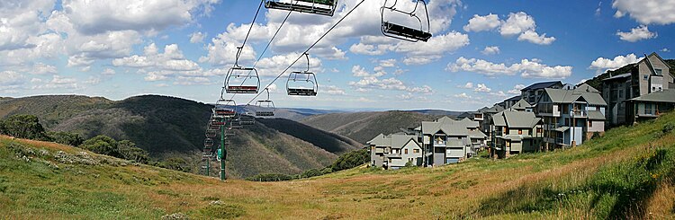 Летний пейзаж на горе Хотэм (англ. Mount Hotham), горнолыжном курорте в штате Виктория, в Австралии