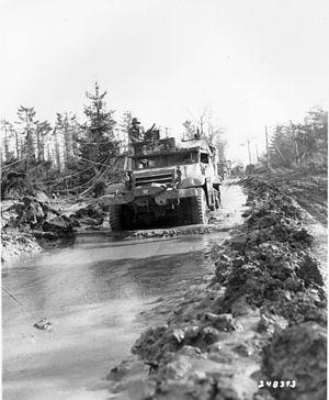 Amerikansk halvbæltekøretøj pløjer sig gennem en vej i Hürtgen skoven, 15. februar 1945