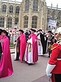 Officieren van de Orde van de Kousenband (v.l.n.r.): Secretary (slecht zichtbaar), Gentleman Usher of the Black Rod, Garter Principal King of Arms, Register, Prelate, Chancellor.