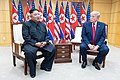 アメリカのトランプ大統領（右）と北朝鮮の金正恩委員長（左）による1対1の会談