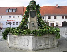 Marktbrunnen, geschmückt für das Osterbrunnensingen des Gemischten Chores