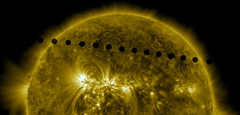 Reconstitution de la trajectoire de Vénus devant le soleil le 6 juin 2012, photographié par le Solar Dynamics Observatory. (définition réelle 4 096 × 1 964)