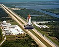 Challenger i oppskytingskonfigurasjon på vei til oppskytingsrampen for STS-51-L