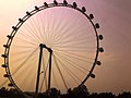 Y Singapore Flyer gyda golygfa o'r East Coast Parkway