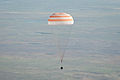 Návratový modul kozmickej lodi Sojuz TMA-20 klesá na padáku, 24. máj 2011