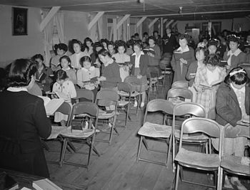 English: Sunday school class, Manzanar Relocat...