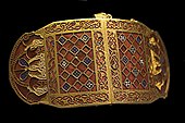 Cataramă de umăr de la Sutton Hoo; secolul al VII-lea timpuriu; aur, sticlă și granat; lungime: 12,7 cm; British Museum