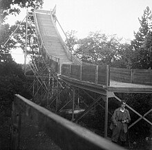 La zone d'élan d'un tremplin de saut à ski.