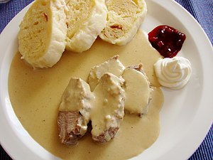 Svíčková na smetaně - Lendenbraten serviert mit Schlagsahne und Preiselbeeren