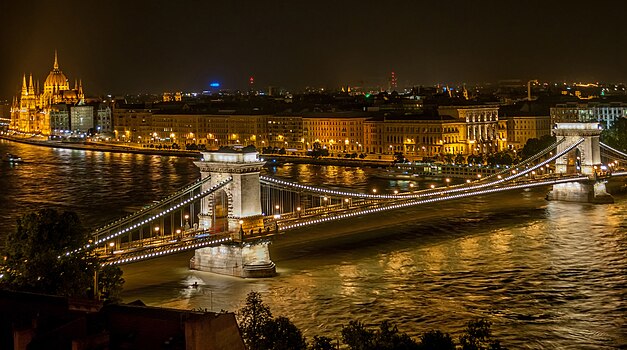 Сечењијев ланчани мост ноћу; спаја Будим и Пешту, источни и западни део Будимпеште