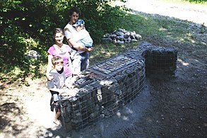 Tacon Site du Partage réalisé par Interaction Qui dans le cadre de La Grande Marche des Tacons Sites. À la suite de l'action performative réalisée avec les gens du village de Lamarche (Québec, Canada), ce Tacon Site a été installé afin de marquer le territoire de cette valeur reconnue comme identitaire à la région Saguenay—Lac-Saint-Jean (2009).