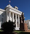 Капитолий штата Алабама - статуя Джефферсона Дэвиса - 2011.jpg