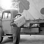 Brittisk soldat med jeepdunk, Ashford, sydöstra England, juni 1943.