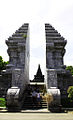 Candi bentar de l'entrée du mausolée de Soekarno.