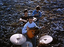The Beatles на скриншоте из трейлера их фильма 1965 года Help!