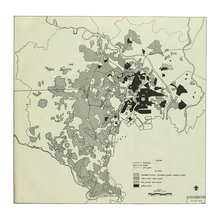 Черно-белая карта Токио с заштрихованными районами города, которые были разрушены в результате различных воздушных налетов.