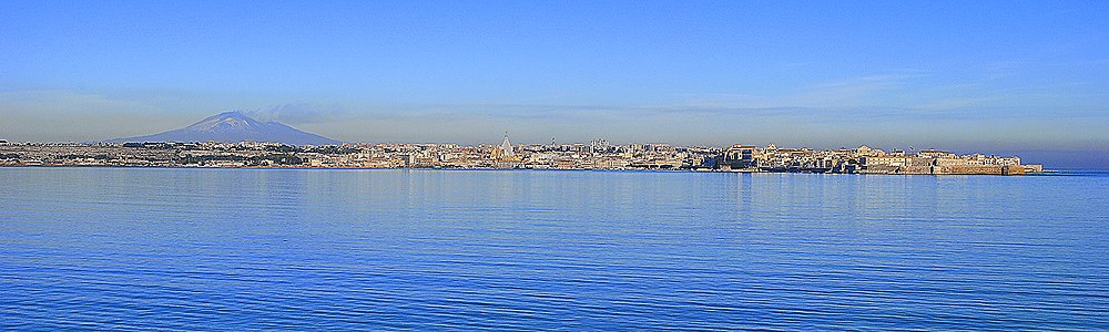 Panorama di Siracusa vista dallo Ionio con l'Etna sullo sfondo