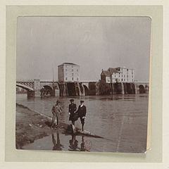 Famille parisienne devant le pont.