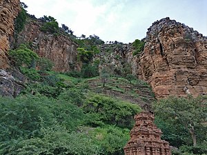 ದೇವಸ್ಥಾನದ ಸುತ್ತ ಬೆಟ್ಟ