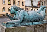 "Liegende mit Frucht" Skulptur von Fernando Botero in Bamberg - Deutschland.jpg