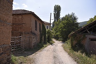 Улица во средишниот дел на селото