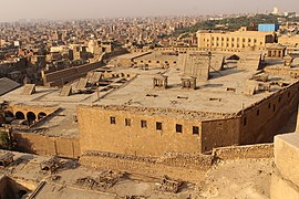 Lovilci vetra in strehe šukšejke, ki senčijo ozka dvorišča zračnih jaškov, Kairska citadela.