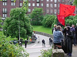 Anarchists besieged by police during the 2001 Gothenburg EU summit 077 meravsperrningar kring skolan (39036989).jpg