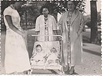 Vignette pour Fichier:1957 Dr. Marina Soliva twin daughters and godmothers.jpg