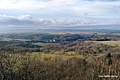 Aussicht vom Gipfel in Richtung Westen über die Kammfläche des Osterzgebirges, in der Bildmitte die Grenzbrücke über den Schönwalder Bach der A17, am Horizont halblinks die Kuppe des Geisingberges