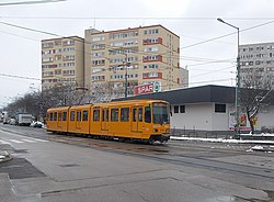 TW 6000 a Vasutastelep utcában, a háttérben a Mézeskalács téri lakótelep