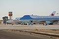 Aviones presidenciales de Estados Unidos, Japón e Indonesia en la plataforma del aeropuerto.