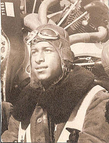 Ахмет Али Челиктен с полетной шапкой.jpg