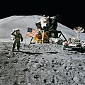 15. James Irwin, az Apollo-15 holdkompjának pilótája az amerikai zászlónak tiszteleg a Hadley-Appenine leszállóhelyen. A zászlót a második holdséta (EVA-2) alkalmával tűzték ki. A Falcon nevű holdkomp részben látható a kép jobb oldalán. A háttérben Hadley Delta körülbelül 4000 méterrel emelkedik a környező síkság fölé. A hegy lába körülbelül öt kilométerre van. A képet David R. Scott, az Apollo-15 küldetés parancsnoka készítette. (javítás)/(csere)