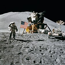 Pilot lunárního modulu Apolla 15 James Irwin salutuje u vlajky Spojených států amerických (32. týden)[pozn. 2]