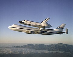 スペースシャトルを輸送中のNASA所有の747-123