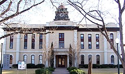 Здание суда округа Бастроп в Бастропе спроектировано в стиле классического возрождения. Построенный в 1883 году, здание суда и тюрьма были внесены в Национальный реестр исторических мест 20 ноября 1975 года.