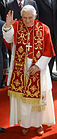 Paus Benedictus XVI met pauselijke staatsiestola