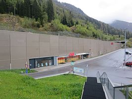 Straßenseite des neuen Bahnhofs, im Hintergrund das Ostportal des Arlbergtunnels.