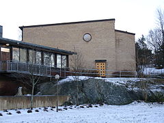 L'église et la salle paroissiale.