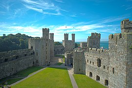 ... y el interior del castillo de Caernarfon (que incorporan el diseño romano y artúrico),