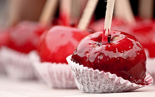 Candy apples in a row