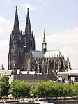 Большой собор в готическом стиле из камня цвета серого или черного.
